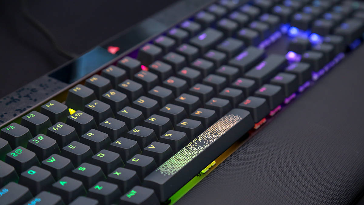 这款键盘也延续了k70系列的经典布局方式,左上角的功能键位以及右上角