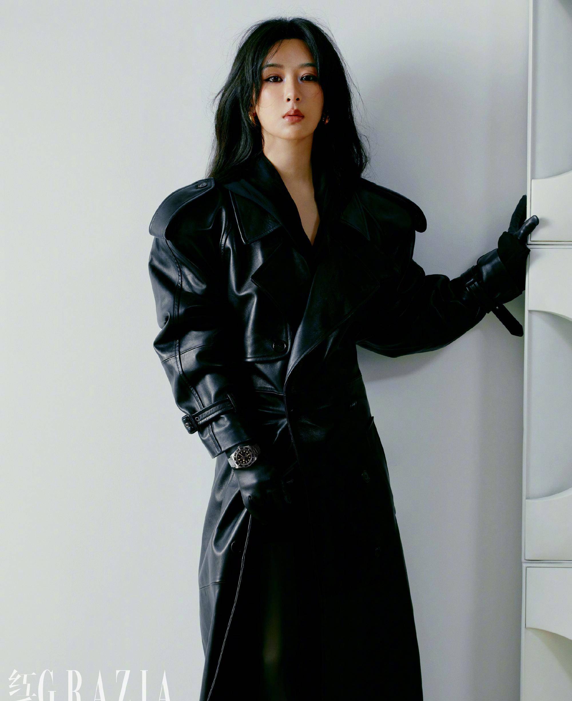 杨紫登上封面《红秀》,胸前佩戴蝴蝶结展现腰线,性感演绎御姐风范