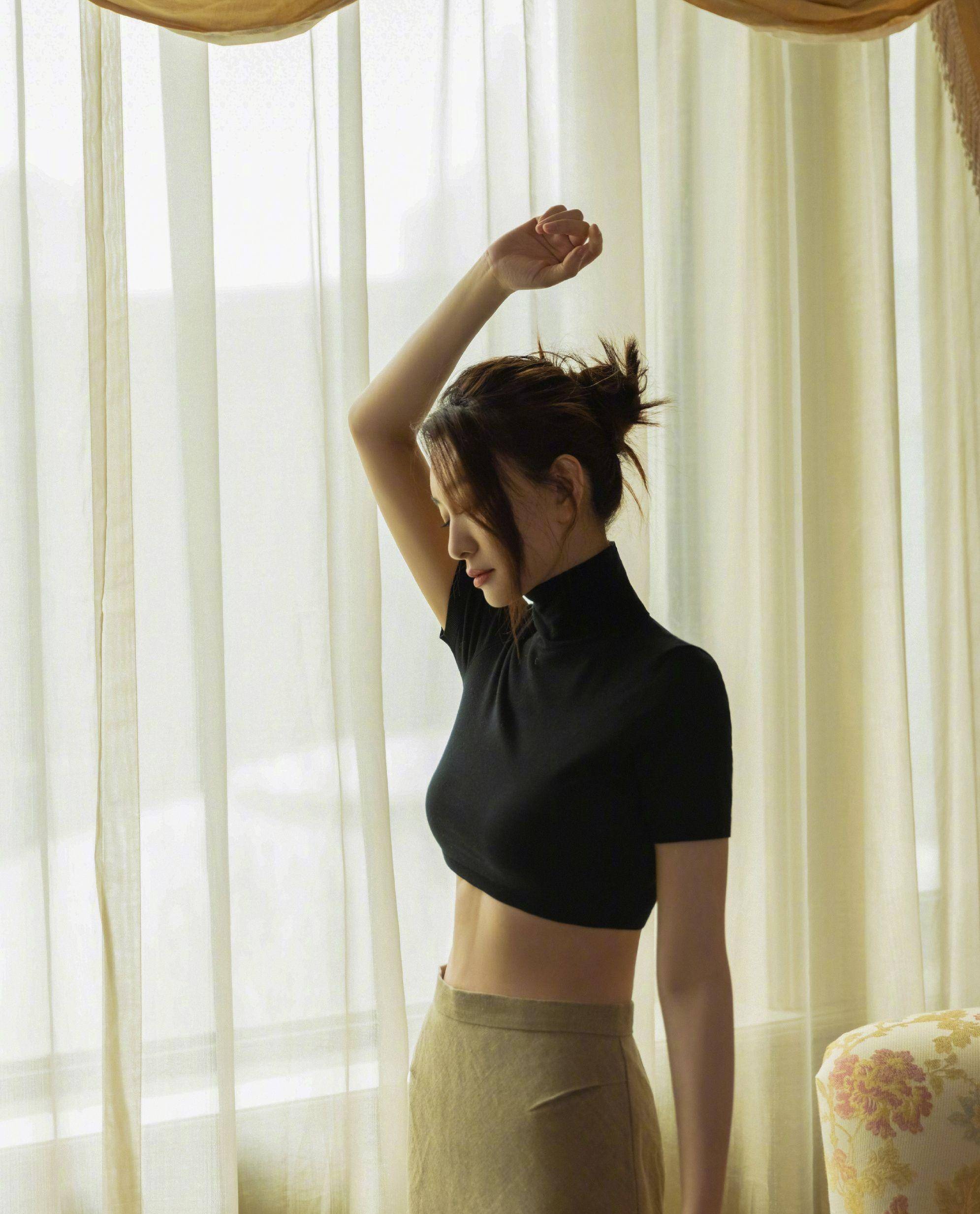 李小冉真不像快50岁的人,穿露脐装秀小蛮腰,白净气质好优雅_女神_性格