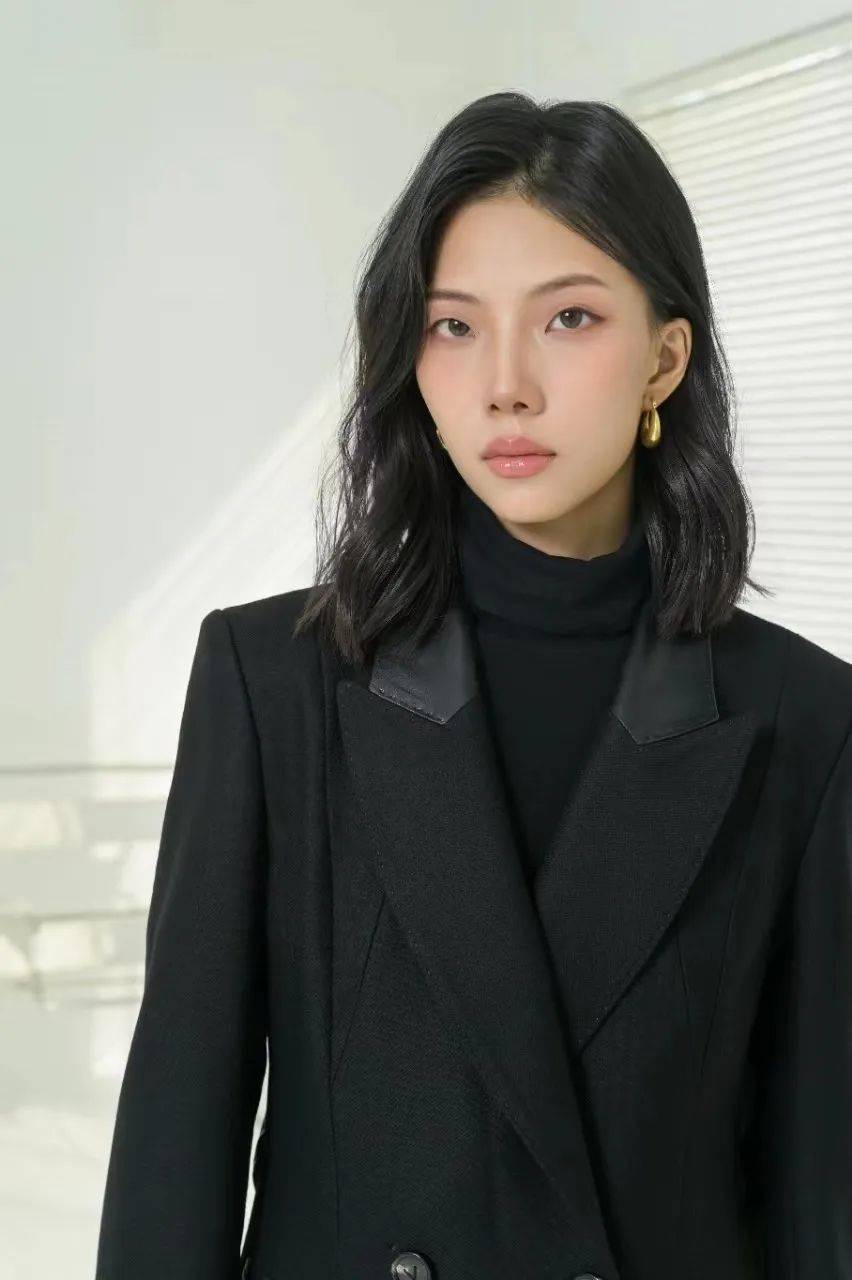 慵懒气质的厌世脸女模特——雅丽