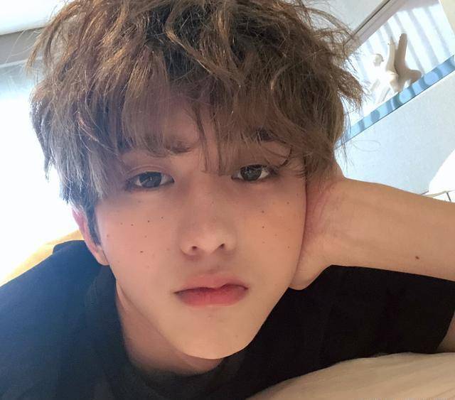 蔡徐坤素颜照片流出,没有了浓妆淡抹,素面朝天尽显直男本色_生活_皮肤