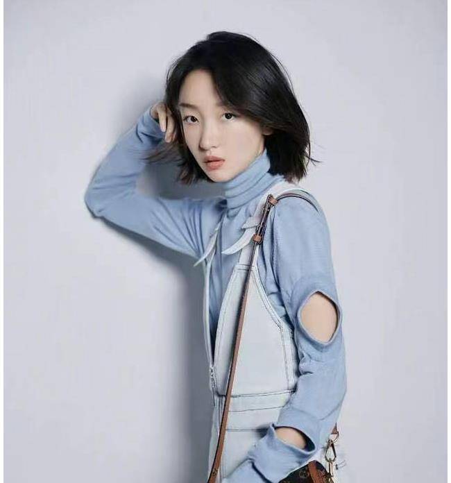 身为圈中的知名影星,周冬雨除了工作外,就像普通人那样,随和的同朋友