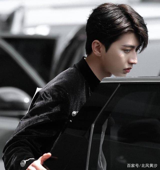 奔跑吧9路透,蔡徐坤baby像豪门姐弟,而我却被黄旭熙所吸引到了_身材