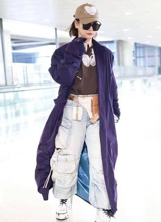 戚薇二胎后首次走机场,肚子明显长肉了,故意挂腰包有点显臃肿了_造型