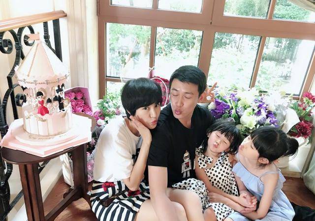 鲍蕾42岁生日,陆毅11字高调表白老婆,一家四口亲吻画面超温馨_妹妹