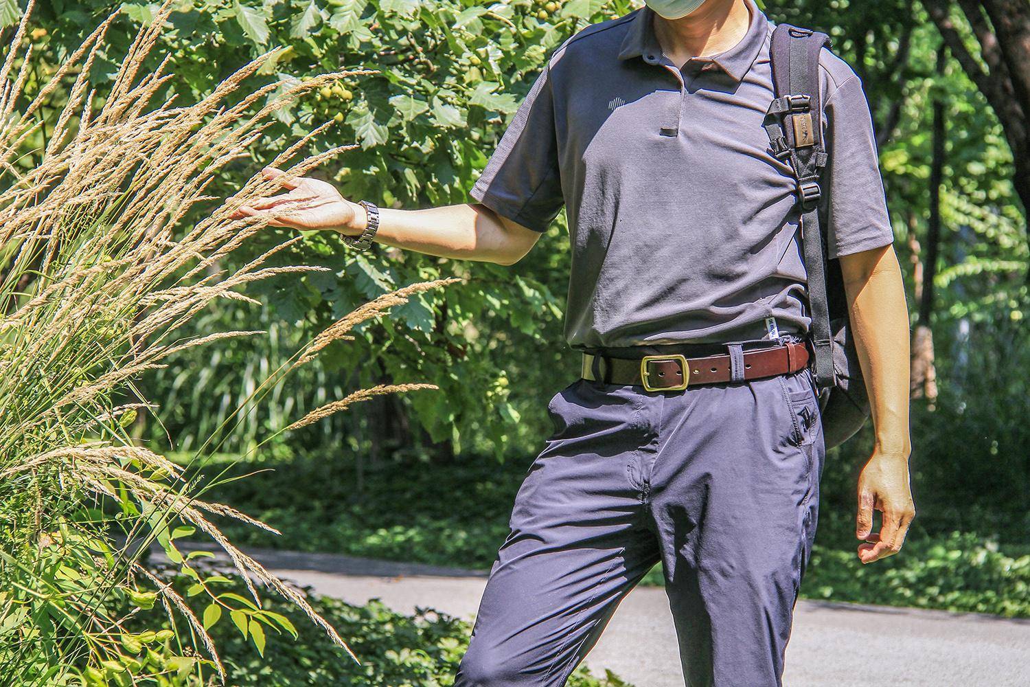 拉链拉动顺畅,没有卡顿和夹布的情况出现,外部双线,打枣加强一样都不