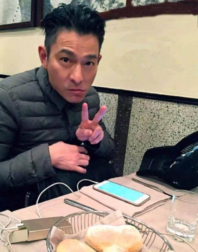 被宋承宪的自拍笑死,每一张都像复制黏贴,怪不得和刘亦菲是一对_角度