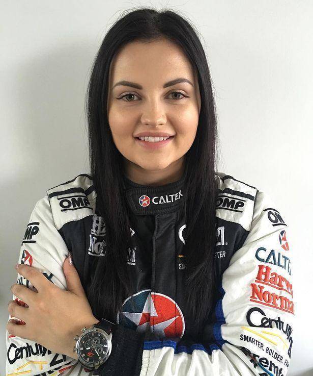 早在2015年,蕾妮·格雷西以第一个在v8超级赛事中全职参赛的女性而让