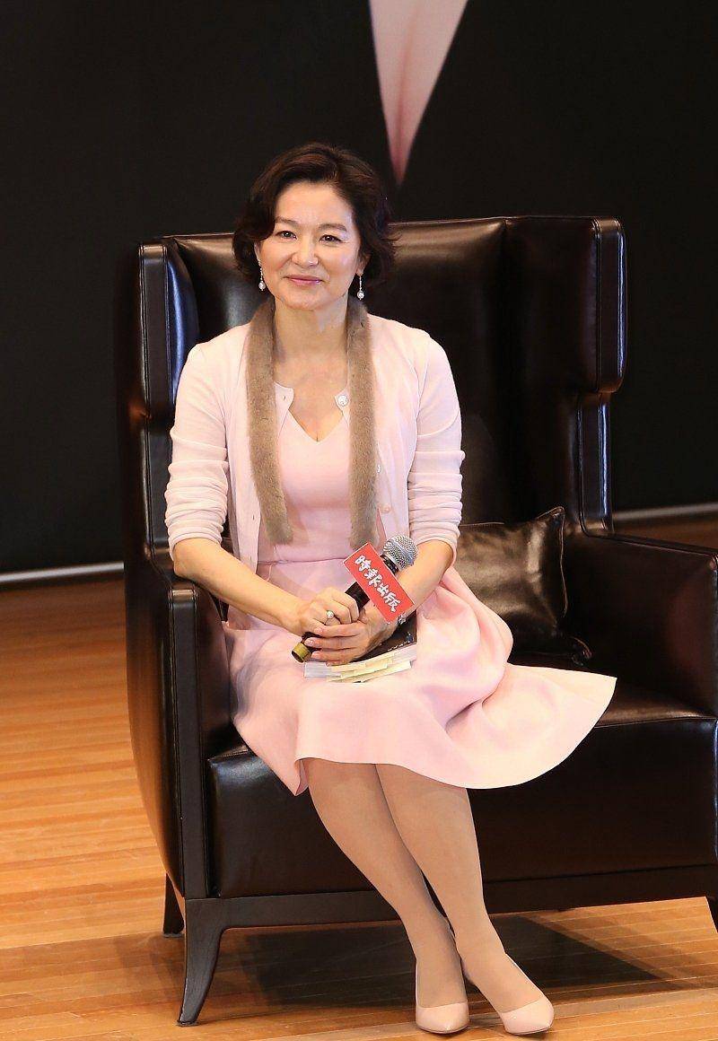 林青霞走机场,一身宽松不惧暴露妈妈肚,见识到了65岁的皮肤