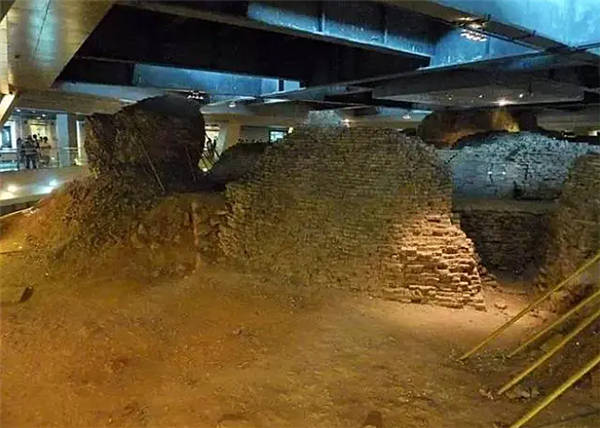 案例:千年雷峰塔意外倒塌发现神秘地洞,洞中竟有白蛇与佛教至宝_历史