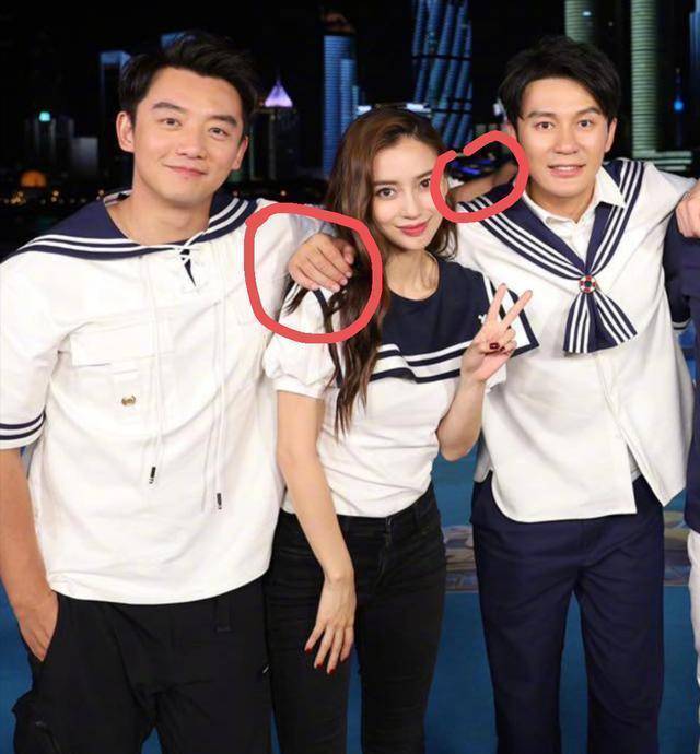 沙溢晒出的合照有两张,都是李晨和杨颖所晒过的.