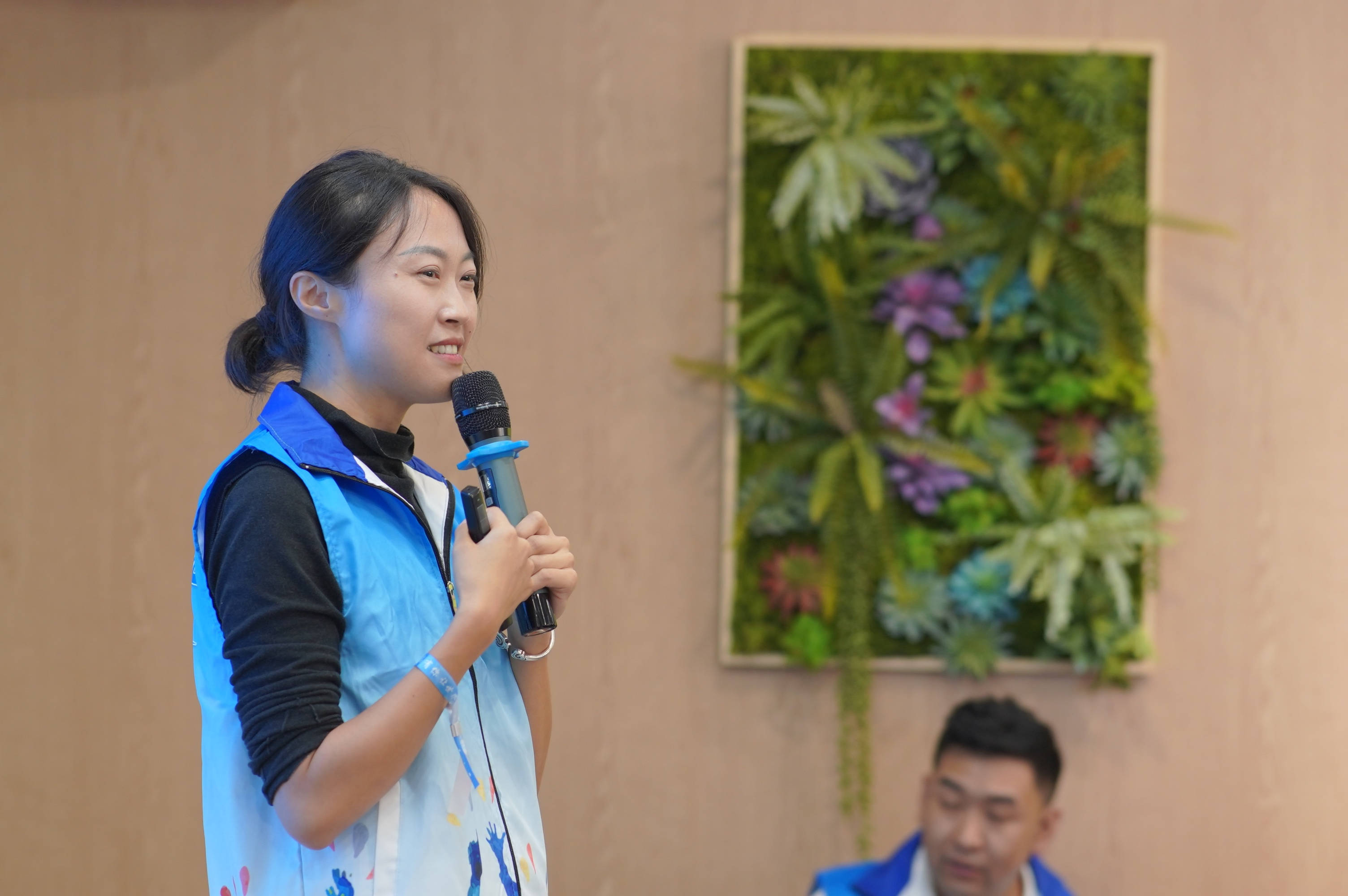 李文婷老师义演环节的第一个节目是由李文婷老师带来的歌曲《爱是最初