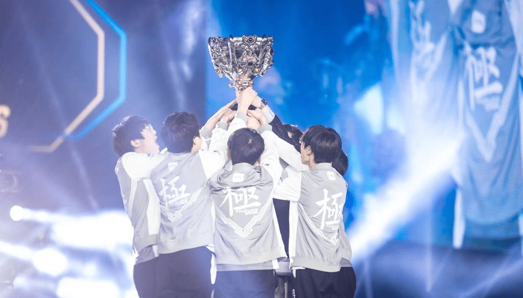 theshy能夺冠是运气好!前ig教练坦言s8冠军该是uzi_克里斯_小狗_选手