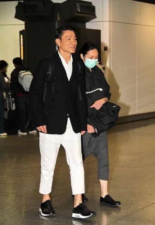 朱丽倩带女儿现身游乐园,装扮朴素似保姆,一点不在意别人的看法