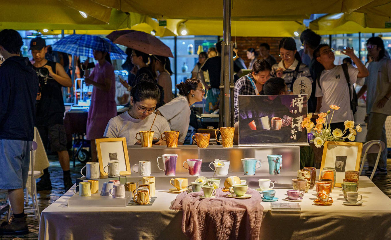 评论陶溪川街区里面还有一些特色的咖啡厅和餐厅,书店,文创店,走得累