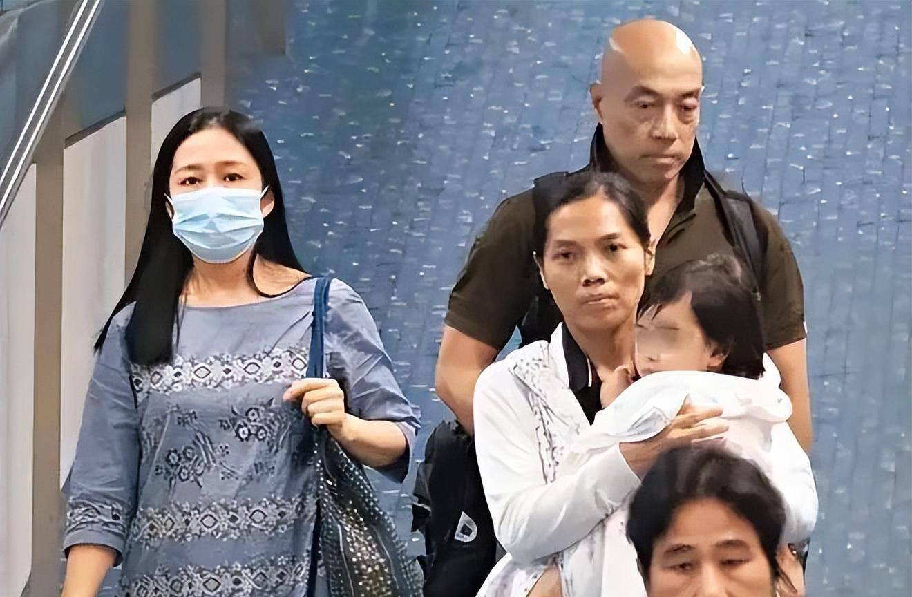 朱丽倩带女儿现身游乐园,装扮朴素似保姆,一点不在意别人的看法