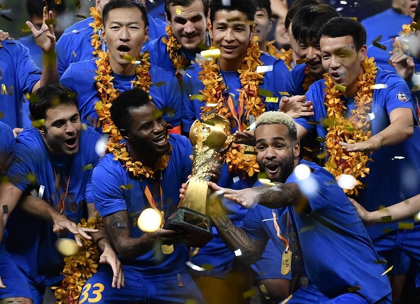 不管是什么,现在的上港就像是一只金鸡