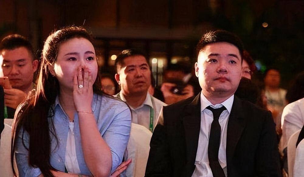 而如今身为人母,愿意为了男子丁俊晖而付出和牺牲的张元元,无疑也是在