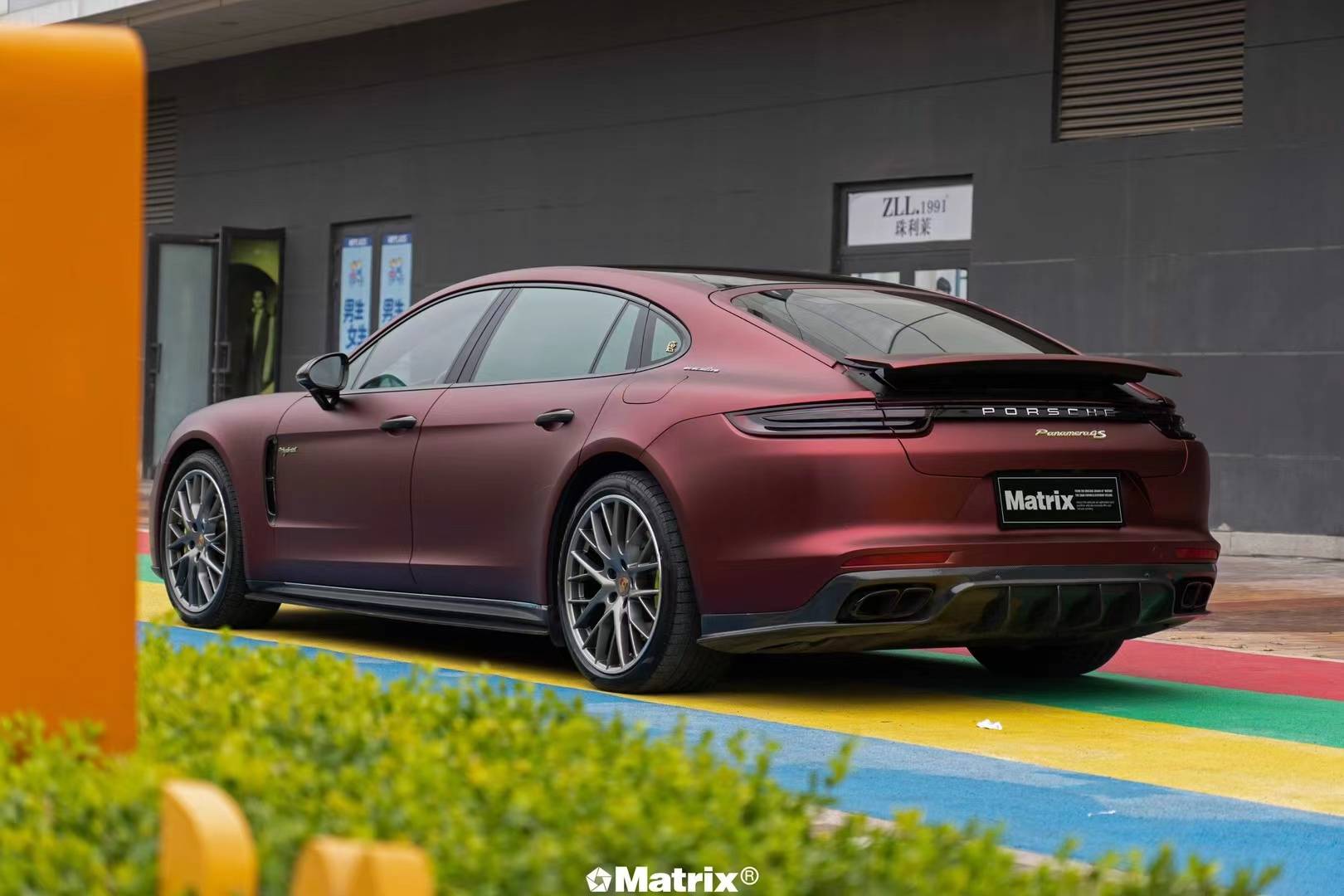 帕拉梅拉matrix矩阵改色膜超亚罗曼尼红,唤醒城市中的霓虹灯_保时捷