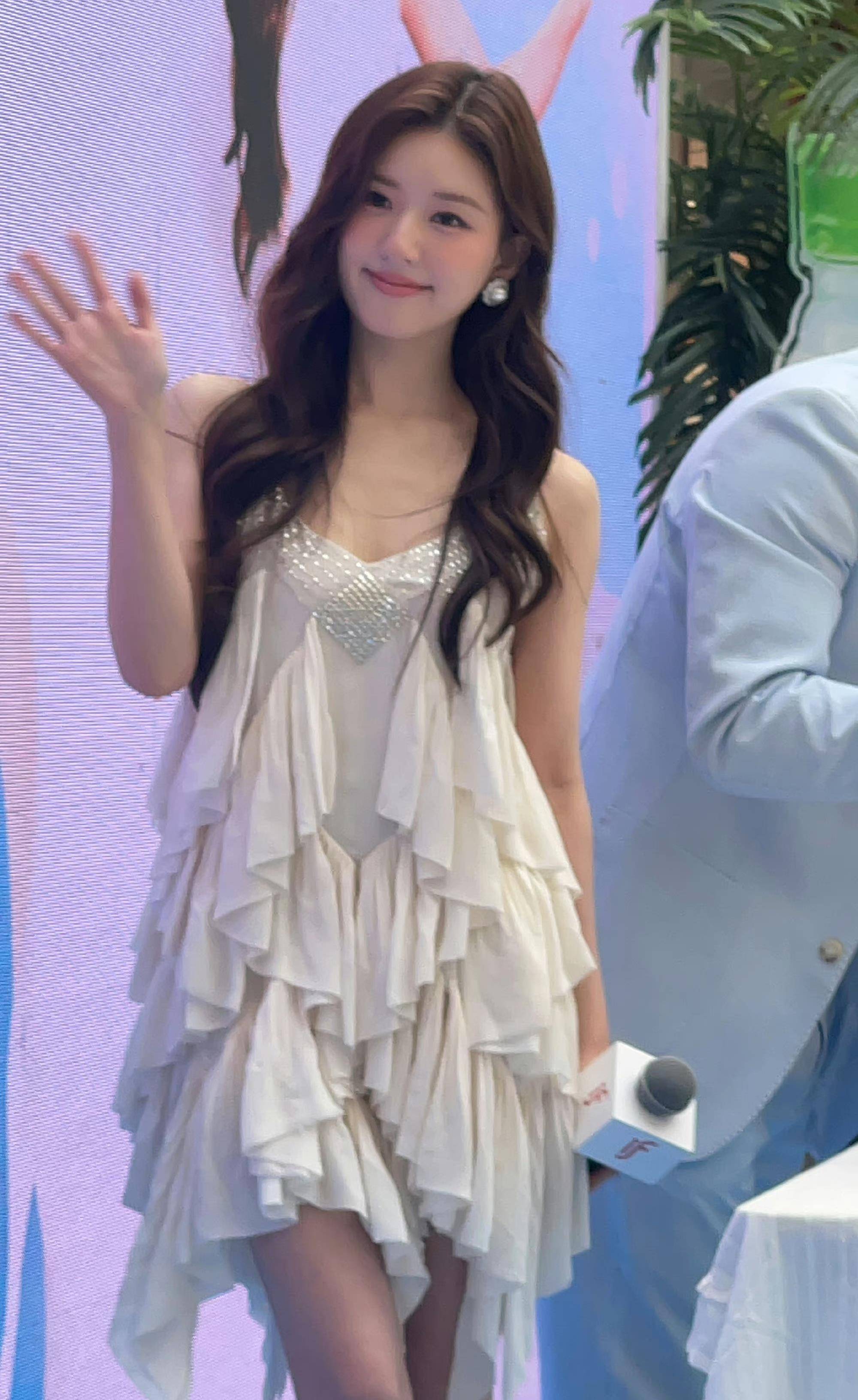 赵露思出席上海,白色"水母裙"一尘不染,仙气十足,不亚于刘亦菲_裙子_