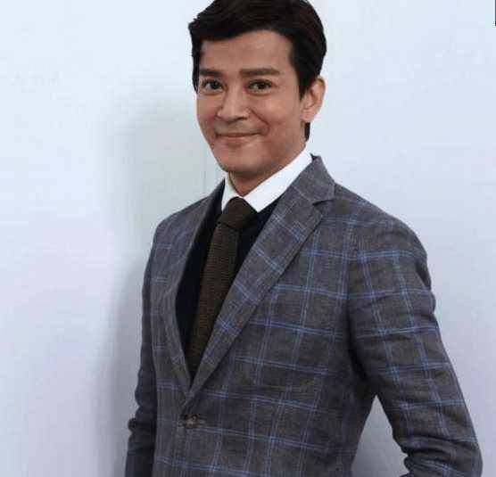 最近,网上看到陈晓东的疑似整容近照,不过面对整容质疑,陈晓东用手