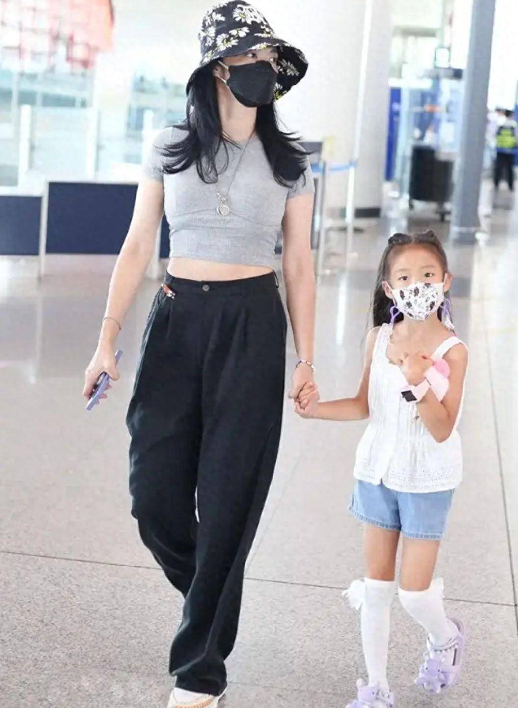 姚晨罕见带女儿走机场!