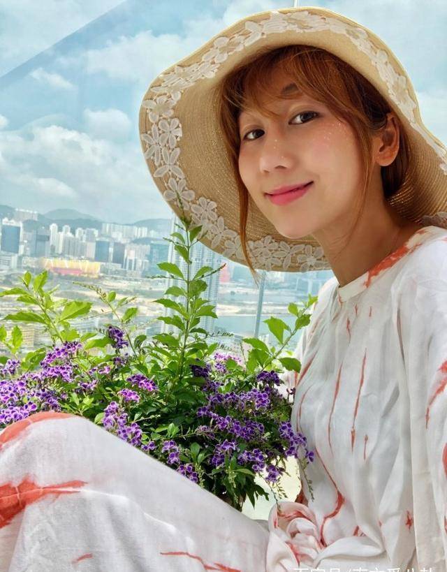 可从近照来看,蒋丽莎面容略有些僵硬,虽然精心化了妆但还是掩盖不住她