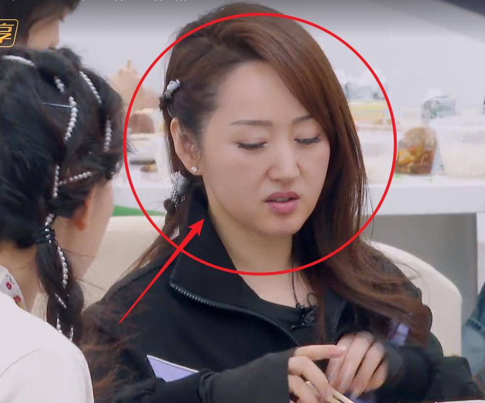 小林青霞如愿以偿地进入那英的团队中,和胡静,杨钰莹,王鸥一起,凑成了