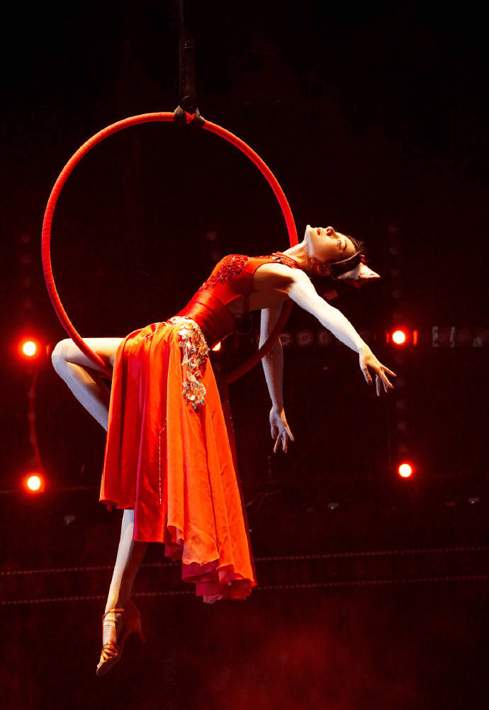 柳岩红衣九尾狐妆舞台秀:妩媚迷人的狐仙魅力_表演_观众_舞蹈