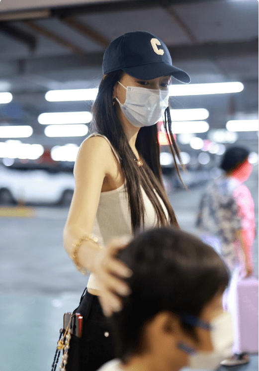 黄晓明表态想要二胎女儿,baby带小海绵现身机场似有深意_儿子_显得