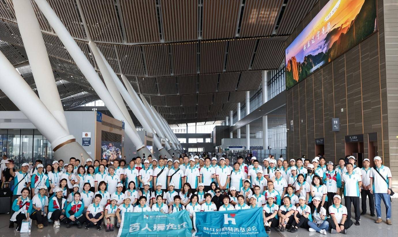 曝韩红率百人团队支援黑龙江,林俊杰韩庚都在其列,警民夹道欢送敬礼