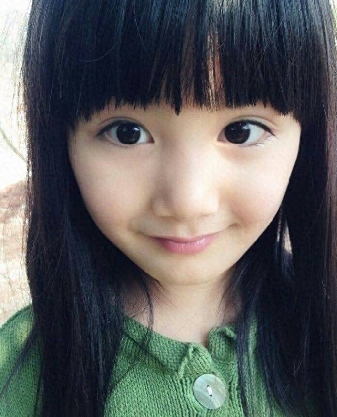 最起码对比以上几个"女主小时候专业户",她的颜值不算上乘,表演水平也