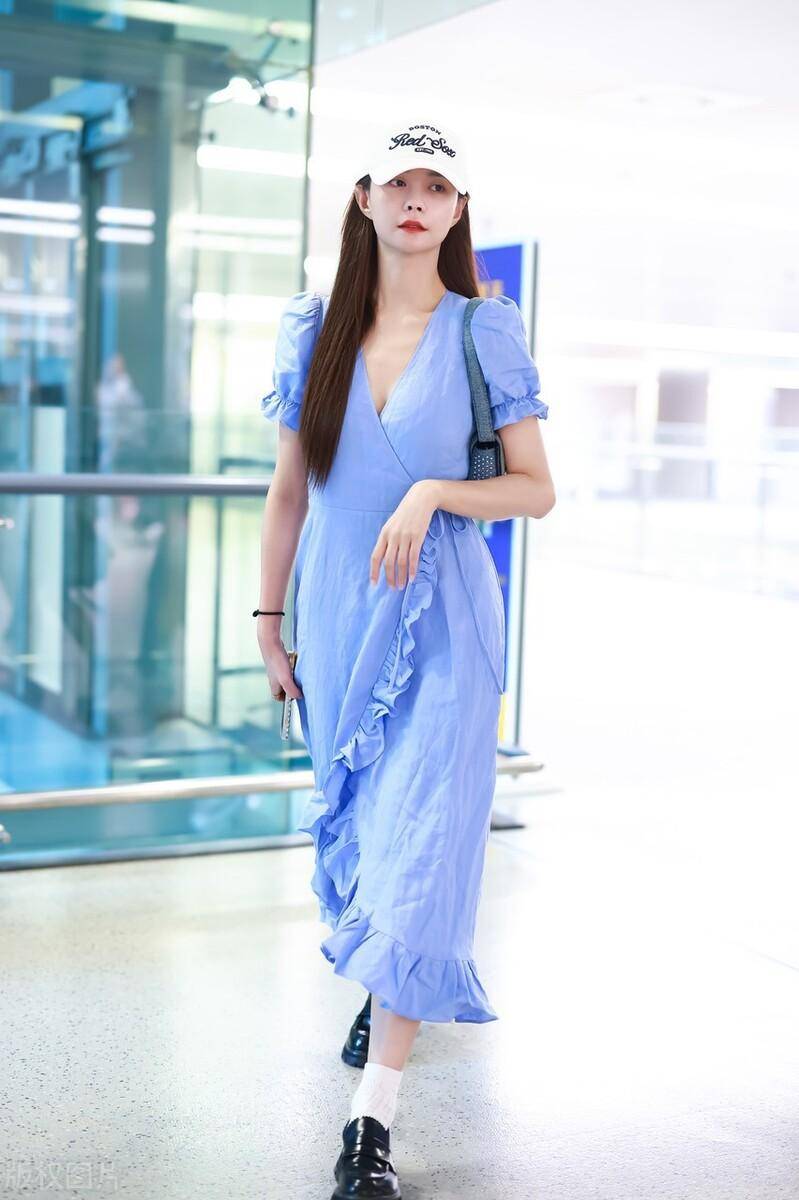 沈梦辰美出圈了,穿蓝色裹身裙大秀s曲线,披肩长发尽显女神范!