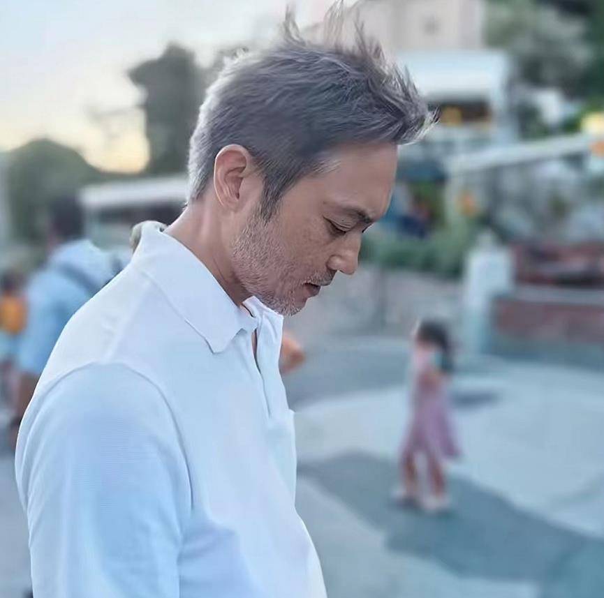 袁咏仪和张智霖是在拍摄电影《边城浪子》期间相识,并很快陷入爱河