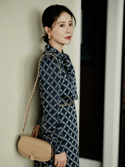 比孙俪大三岁的殷桃身材纤细,脸上红润有光泽,马甲线也十分的明显