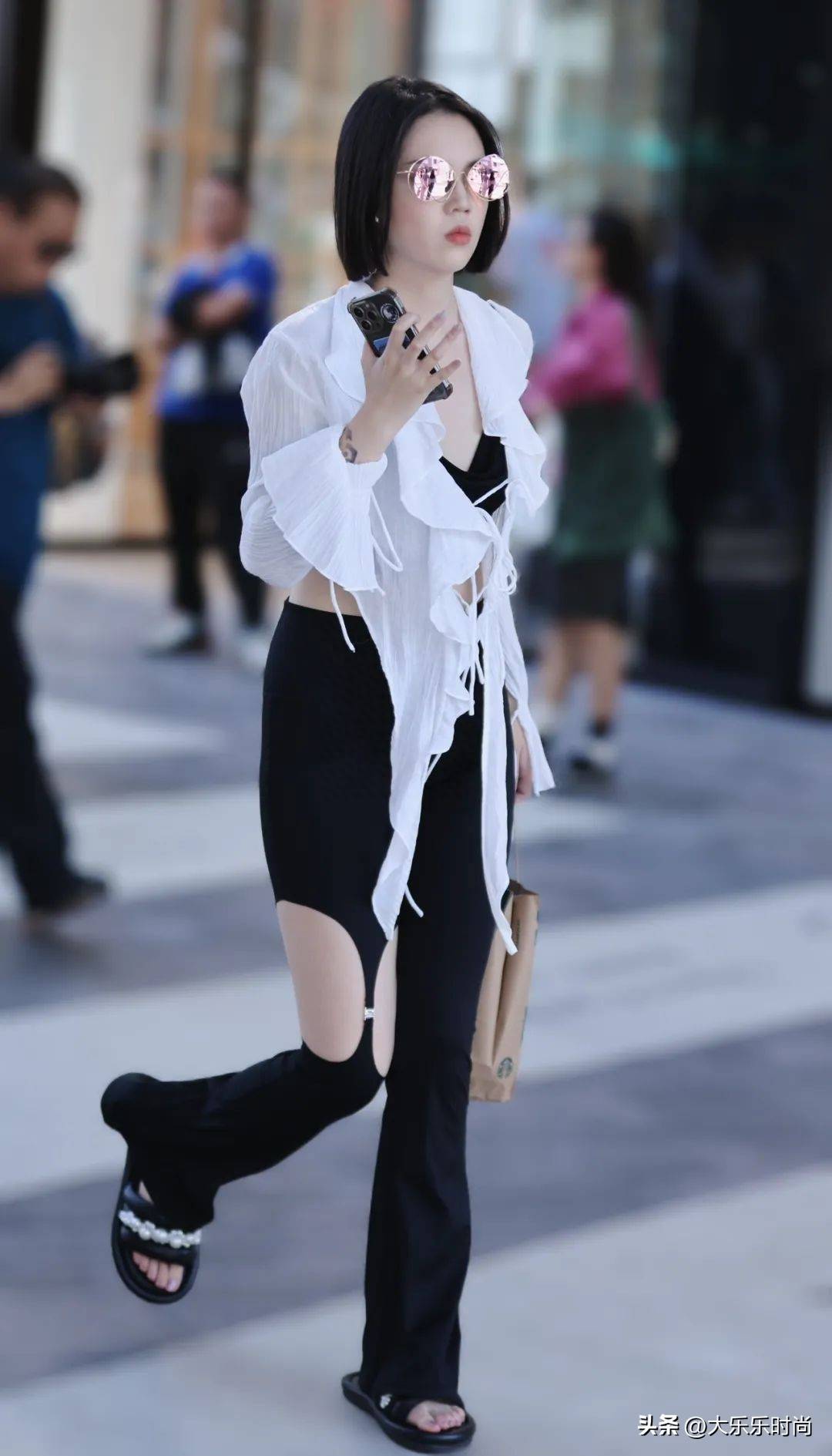 街拍:走在三里屯街头,捕捉时尚女子的闪亮瞬间_女性_魅力_生活