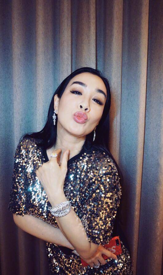 熟女钟丽缇穿衣真大胆,秀丰满身材,看着好撩人_风格_魅力_时尚