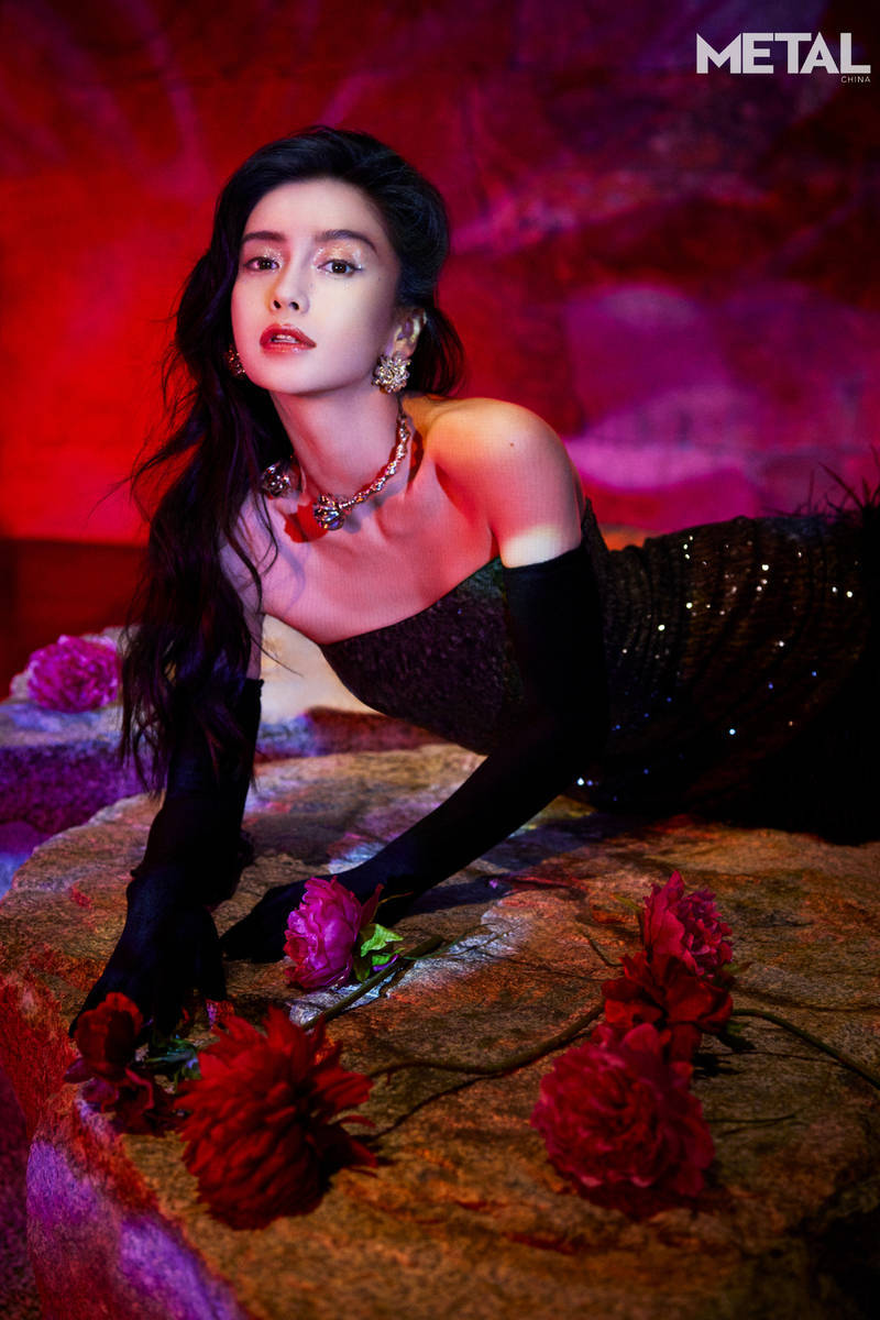 杨颖最新写真媚态十足!她肤白貌美浓妆艳抹性感妖艳_肌肤_秀发_黑色