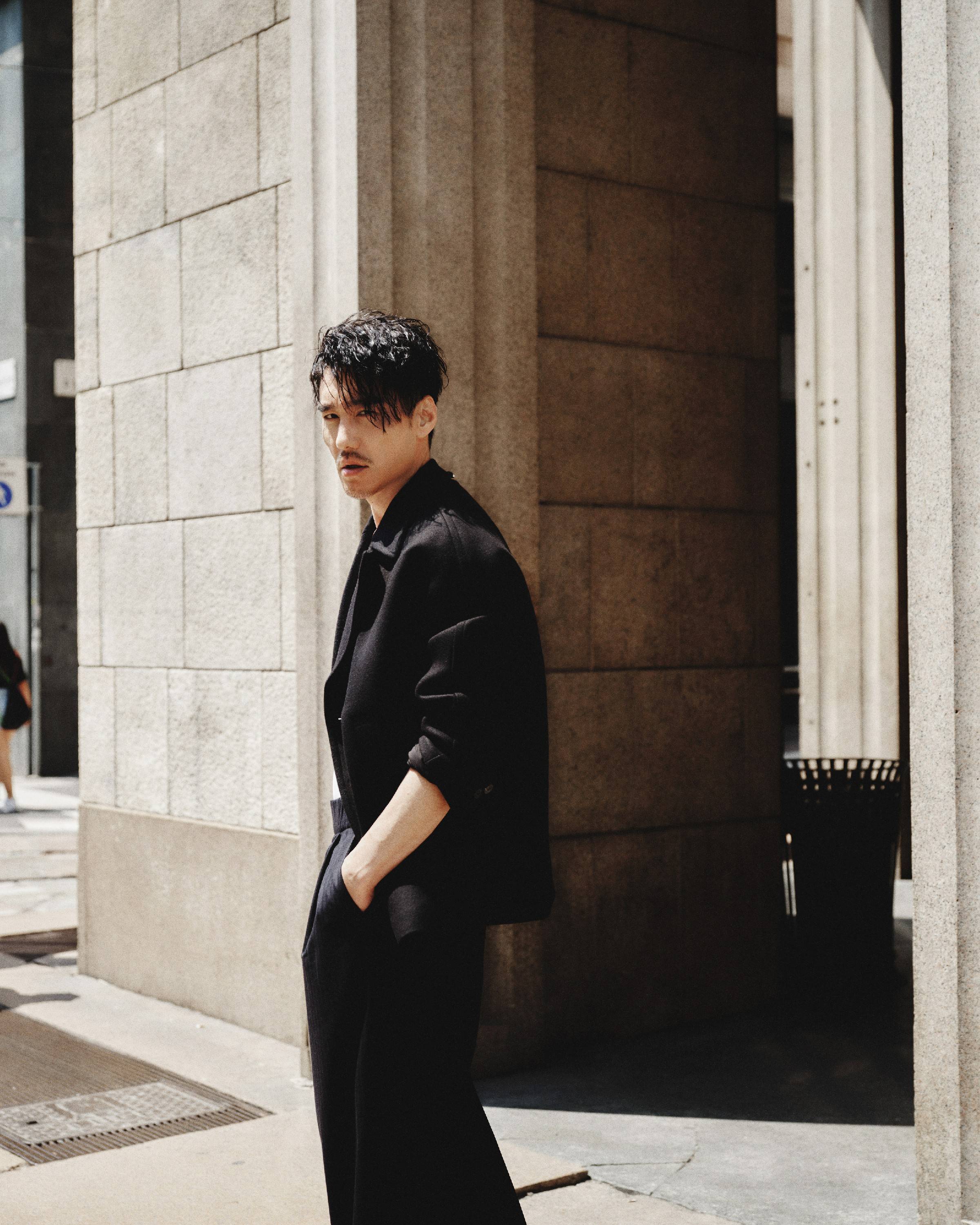 胡兵最新杂志大片氛围感超绝,实力诠释自律是男人最好的医美_时尚