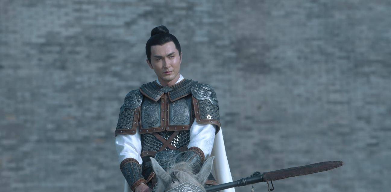 主要的原因是有一个人,曾经凭借一杆木枪,挡住了手持梅子酒的陈芝豹.