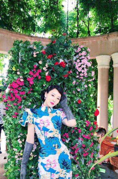 柳岩不愧是身着荷花旗袍的性感女神,尽显东方女性之美_传统_的设计