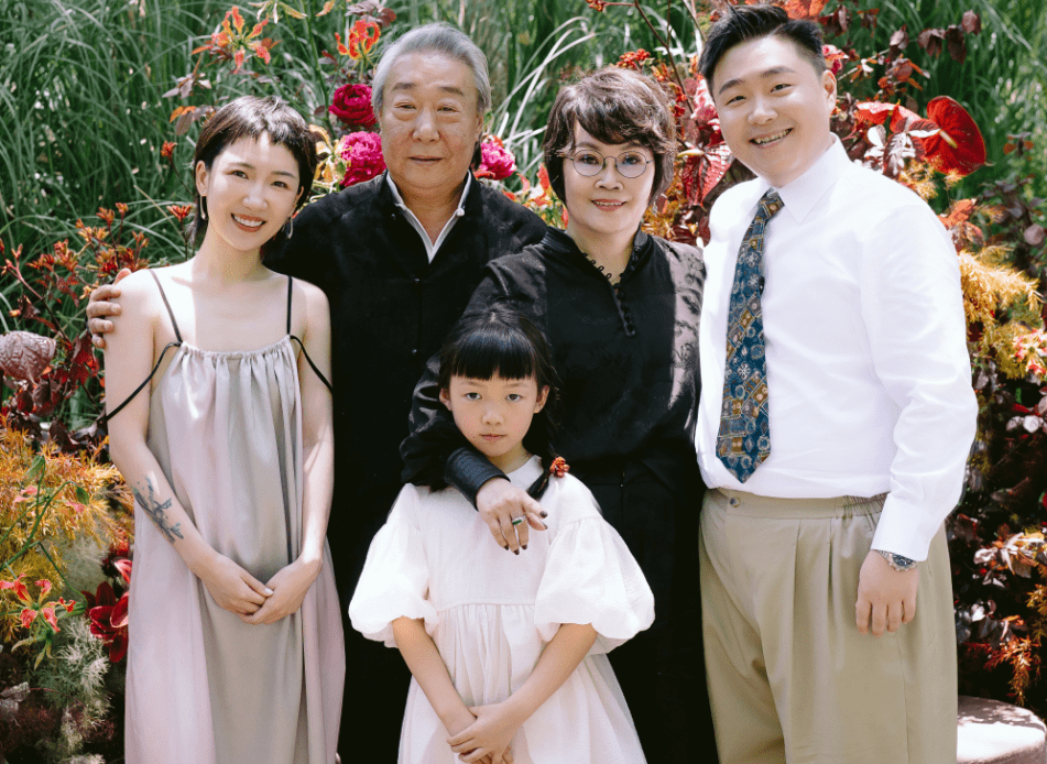 郝劭文夫妇度蜜月,二婚妻子腰间超大纹身蔓延到腿,暗示个人职业_林宁_身材_泳装