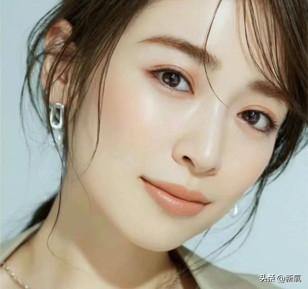 火遍东亚的日系氧气美女团,为啥最近纷纷主动毁脸?_头发_发型_刘海