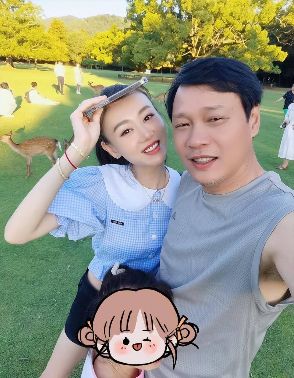 53岁范志毅罕见晒一家三口出游照,小17岁女子穿露脐装青春靓丽_女儿