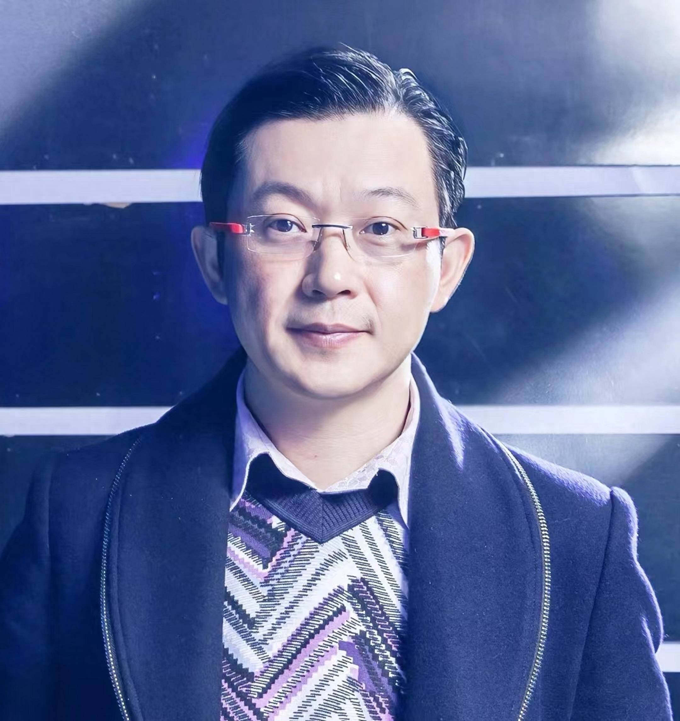 初入东方电视台,田明从一名新闻记者做起,凭借其敏