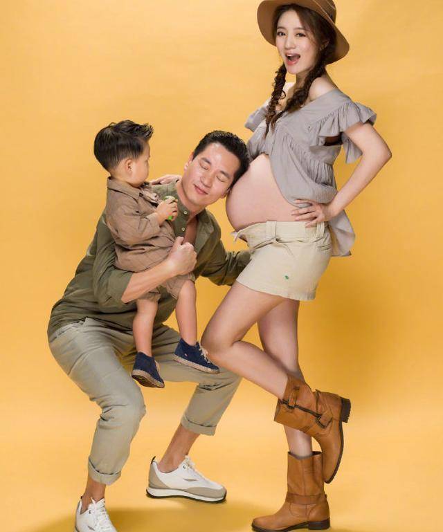 安以轩官宣二胎产女,丈夫手抱两娃很幸福,儿女双全凑成"好"字_孩子