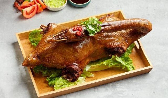 客家焖鹅是广东梅州一道名吃,鹅肉香味浓郁,软美入味 欢迎试试_美食