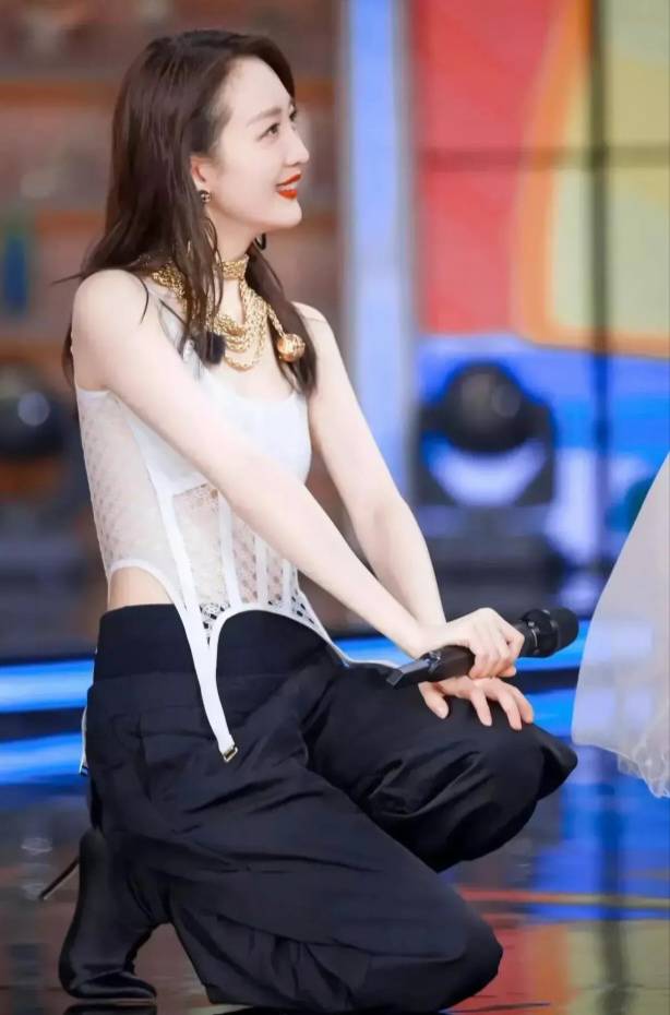 杨颖和王鸥隔空撞衫,穿周款不同颜色的小吊带造型,风格大不同_白色