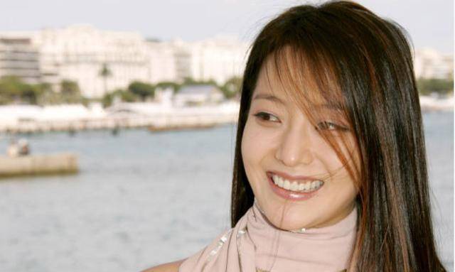 除去婚姻的打击,白冰变化并不多,依旧是爱笑的简单girl_金喜善_金莎和