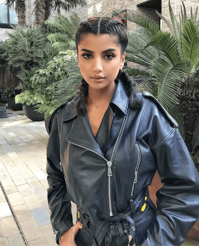 迪拜ins时尚博主ola farahat自带异域风情穿搭风格_黑色_白色_造型